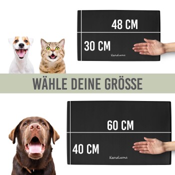 Anzeige für ein Tiergeschäft, die einen glücklichen Hund und eine Katze zeigt, mit zwei Größen von Tiermatten (48x30 cm, 60x40 cm) und dem Text 'WÄHLE DEINE GRÖSSE.'