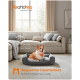 Frodo der Corgi entspannt sich in einem grauen Haustierbett in einem stilvollen Wohnzimmer, mit Details zu seinem Modell, Gewicht und Alter.