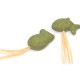 Zwei grüne fischförmige Katzenspielzeuge aus natürlichen Materialien mit Strohschwänzen, auf einem weißen Hintergrund.
