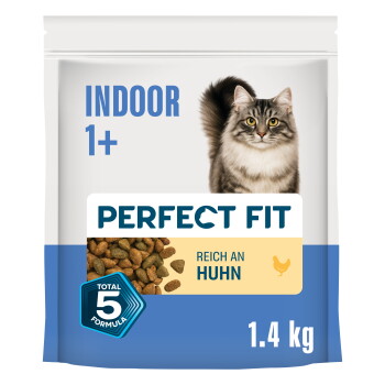 Perfect Fit 'Indoor 1+'-Katzenfuttertüte mit grau-getigerter Katze und Trockenfutter; sichtbarer Text: 'PERFECT FIT', 'INDOOR 1+', 'REICH AN HUHN', 'TOTAL 5 FORMULA', 1,4 kg.
