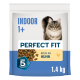 Perfect Fit 'Indoor 1+'-Katzenfuttertüte mit grau-getigerter Katze und Trockenfutter; sichtbarer Text: 'PERFECT FIT', 'INDOOR 1+', 'REICH AN HUHN', 'TOTAL 5 FORMULA', 1,4 kg.