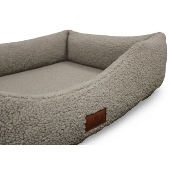Beiges Sherpa-ähnliches rechteckiges Haustierbett mit erhöhten Seiten und kleinem Lederpatch mit 'PetLiving'.