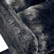 Nahaufnahme eines plüschigen, dunkelgrauen Haustierbettes mit einer weichen, fellartigen Textur, das die abgerundete Armlehne und das gemütliche Design zeigt.