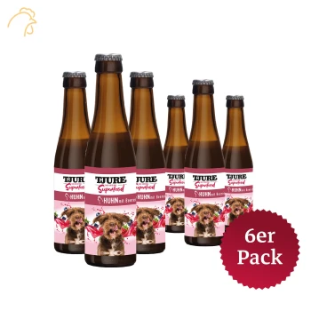 Superfood Huhn mit Beeren Sechs braune Flaschen von TJURE Superfood für Hunde, beschriftet mit "Huhn mit Beeren," mit einem glücklichen Hund auf dem Etikett und einem "6er Pack"-Abzeichen.