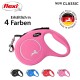 Eine pinke flexi ausziehbare Hundeleine mit silbernem Logo, beschriftet mit "NEW CLASSIC," erhältlich in 4 Farben, mit schwarzen, blauen und roten Leinen, die darunter gezeigt werden.