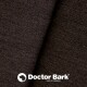 Nahaufnahme eines dunkelbraunen, strukturierten Stoffes mit dem Logo "Doctor Bark Made in Germany" und einer Hundesilhouette.