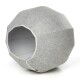 Graues Filzhaustierbett in Kugelform mit offener Vorderseite, mit weichem Innenraum und genähten Details.