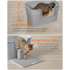 Graue Katze benutzt eine graue Katzentoilette mit 33 cm hohen Wänden und einer grauen Streumatte, die verstreutes Streu auffängt.