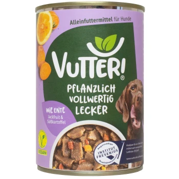 Eine Dose Vutteri Hundefutter mit einem lila Etikett und grünem Logo, das "Pflanzlich Vollwertig Lecker" und "Wie Ente, Jackfruit & Süßkartoffel" angibt.