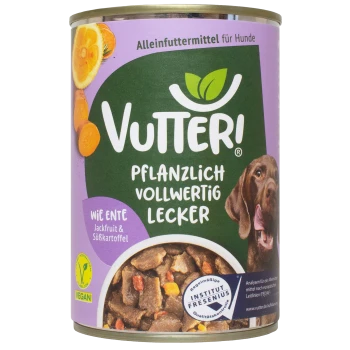 Eine Dose Vutteri Hundefutter mit einem lila Etikett und grünem Logo, das "Pflanzlich Vollwertig Lecker" und "Wie Ente, Jackfruit & Süßkartoffel" angibt.
