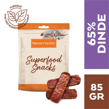 Snacks Superfood Nature's Variety pour chiens, avec un emballage beige présentant une image de chien, 65 % de contenu en dinde et un poids de 85 g.