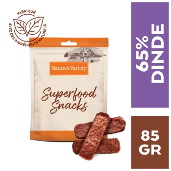 Snacks Superfood Nature's Variety pour chiens, avec un emballage beige présentant une image de chien, 65 % de contenu en dinde et un poids de 85 g.