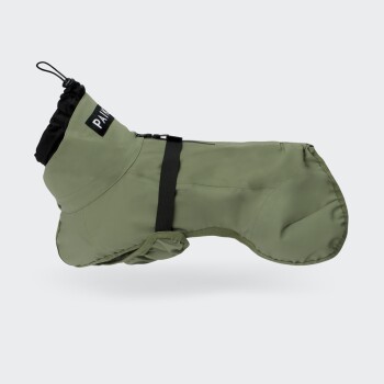 Grüne wasserdichte Hundejacke mit schwarzem verstellbarem Riemen und Kragen, beschriftet mit „Paw“.