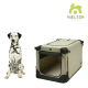 Ein Dalmatiner sitzt neben einer beigen Haustierbox mit schwarzen Ecken und einem weichen Innenraum, das das MÆLSON-Logo zeigt.
