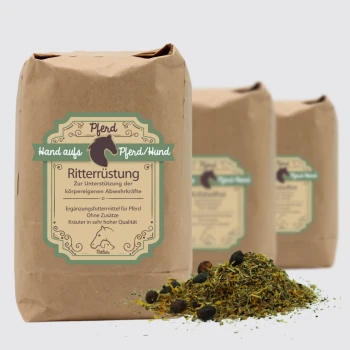 Eine braune Papiertüte mit der Aufschrift "Ritterrüstung" und grünen Akzenten, die Kräuterergänzungen für Pferde und Hunde enthält, steht neben einem Haufen loser Kräuter.