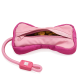 Rosafarbenes, knochenförmiges Leckerli-Täschchen mit geöffnetem Reißverschluss, der Trockenfutter zeigt, mit befestigter rosa Tau-Schlaufe und rosa Schieber mit weißem Logo.