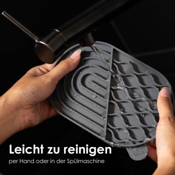 Hände halten eine Silikon-Futtermatte für Haustiere mit wellenförmigem Design. Text: "Rutschfest & flexibel" und "Silikon schützt den Boden."