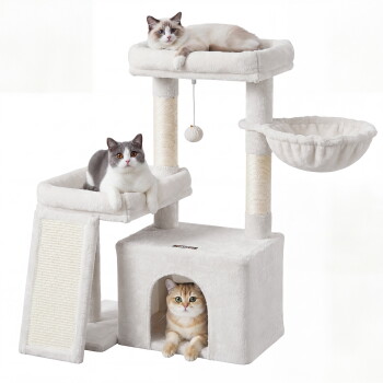 Cremiger Kratzbaum mit Sisalstämmen, Rampe und hängender Quaste, mit drei Katzen (oben, in der Mitte, in der Höhle) und kleinem Etikett