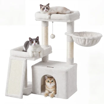 Cremiger Kratzbaum mit Sisalstämmen, Rampe und hängender Quaste, mit drei Katzen (oben, in der Mitte, in der Höhle) und kleinem Etikett