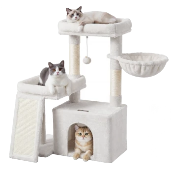 Cremiger Kratzbaum mit Sisalstämmen, Rampe und hängender Quaste, mit drei Katzen (oben, in der Mitte, in der Höhle) und kleinem Etikett