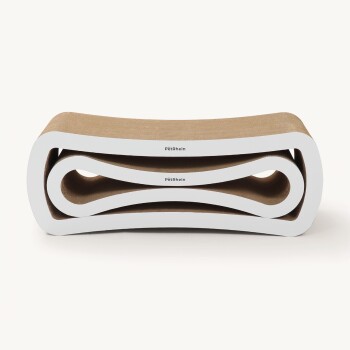 Stylischer Katzenkratzbaum mit einzigartigem Wellen-Design, mit einer beigen Kratzfläche und weißen Kanten, beschriftet mit "pëtrhein."