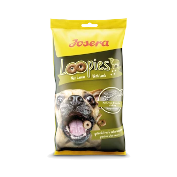 Gelbe Tüte mit Josera Loopies Hundeleckerlis mit dem aufgeregten Gesicht eines Hundes, beschriftet mit "Mit Lamm," "Mit Erbsen & Karotten," und "Getreidefrei & Kalorienarm."