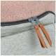 Nahaufnahme einer Reißverschluss-Haustiertrage mit einem weichen rosa Fleece-Futter und einer strukturierten grauen Außenseite mit Leder-Reißverschluss-Ziehgriffen.