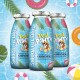 Drei blaue „Pool Pawty“ SmoothieDog-Flaschen mit Comic-Hund auf einem Schwimmring, Poolfliesen-Hintergrund; Etikett zeigt „SMOOTHIEDOG“ und „KANINCHEN“.