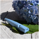 Hand hält eine hellblaue 80mm ACME-Pfeife mit Schlüsselanhängerclip, Bedienungsanleitung und deutschem Text über Hygiene und praktische Verschlussmöglichkeit.