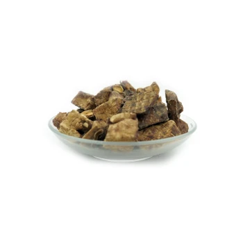 Hundesnack - Lamm Lungenwürfel - 200g Eine Glasschüssel, gefüllt mit verschiedenen Hundeleckerlis, die eine Mischung aus braunen, knusprigen Snacks mit einigen Texturvariationen zeigt.