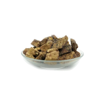 Eine Glasschüssel, gefüllt mit verschiedenen Hundeleckerlis, die eine Mischung aus braunen, knusprigen Snacks mit einigen Texturvariationen zeigt.