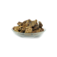 Eine Glasschüssel, gefüllt mit verschiedenen Hundeleckerlis, die eine Mischung aus braunen, knusprigen Snacks mit einigen Texturvariationen zeigt.