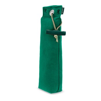 Grüner Canvas-Hundetrainingsdummy mit Seil und Knebel, beschriftet mit "R" und "Ruffwear"-Etikett.
