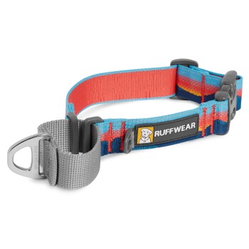 Bunter Hundehalsband von Ruffwear, mit einem blauen, roten und orangefarbenen Design, einem Metallverschluss und einem Logo-Patch.
