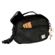 Schwarze Leckerli-Tasche für Haustiere mit Fronttasche, die Hundekekse, ein Smartphone, angehängte Schlüssel und einen Kotbeutelspender hält.