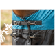 Nahaufnahme einer Pferde-Decke mit einem blauen oberen Abschnitt und einem schwarzen unteren Teil, gesichert mit verstellbaren Riemen und Schnallen.