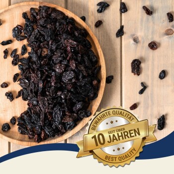 Getrocknete schwarze Früchte in einer Holzschüssel auf einer Holzoberfläche, mit einem Abzeichen, das "Beste Qualität - 10 Jahre" auf Deutsch angibt.
