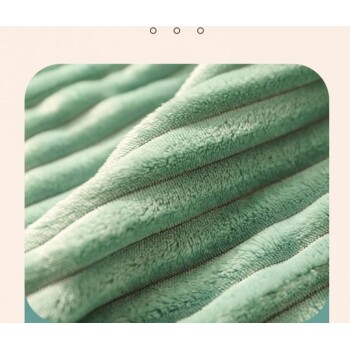 Nahaufnahme einer weichen, strukturierten grünen Haustierdecke mit Rillen, die ihr plüschiges Material und ihr gemütliches Design zeigt.