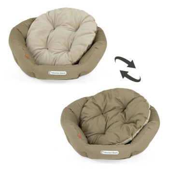 Nahaufnahme einer beige Haustierbett-Ecke mit einem leuchtend orangefarbenen Etikett, auf dem '95°' gedruckt ist.