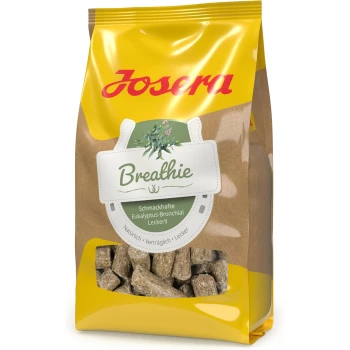 Eine gelbe Tüte Josera Hundeleckerlis mit der Aufschrift 'Breathie', mit Eukalyptus- und Bronchialgeschmack, mit dem Text 'Natürlich - Verträglich - Lecker.'