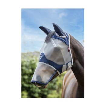 Ein braunes Pferd mit einer schützenden Fliegenmaske mit marineblauen Akzenten, vor einem verschwommenen grünen Hintergrund und blauem Himmel.