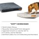 Ein Beagle erkundet ein weiches graues Hundebett mit einem dunklen grauen daneben, mit einem abnehmbaren Bezug und hygienischem, waschbarem Schaum.