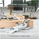 Nahaufnahme einer hellbraunen Leder-Hundeleine mit zwei Metallclips, drei Ringen und dem Text: "Perfekt anpassbar. Für jede Situation."