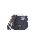Navy-blaues Haustiertragebeutel mit einem gestreiften Schultergurt, mit einem dekorativen Charm und einem Logo-Patch auf der Vorderseite.