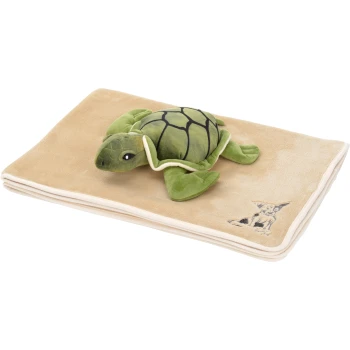 Geschenkset Ein plüschiges grünes Schildkröten-Spielzeug liegt auf einer gefalteten beigen Decke, mit einem kleinen gestickten Hundedesign in der Ecke.