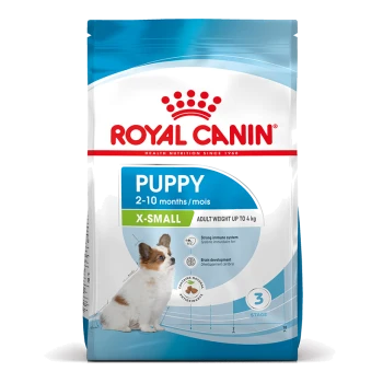 Royal Canin Welpenfutterbeutel, X-Small 2–10 Monate, Erwachsenen­gewicht bis 4 kg, Bild eines kleinen weiß-braunen Welpen