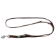 Laisse pour chien en cuir marron avec un clip en argent, présentant un design simple et une construction robuste, étalée sur un fond blanc.