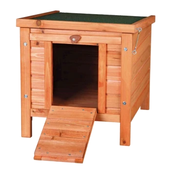 Holzhundehütte mit einem geneigten grünen Dach, einem offenen Eingang und einer Holzrampe, die nach innen führt.