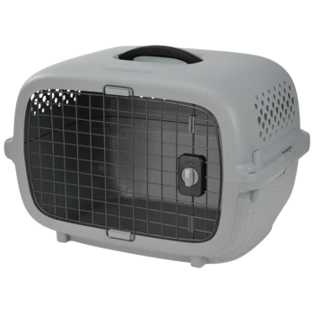 Transporteur pour animaux en plastique gris avec porte et poignée métalliques noires, avec une serrure marquée "OPEN" à l'avant.