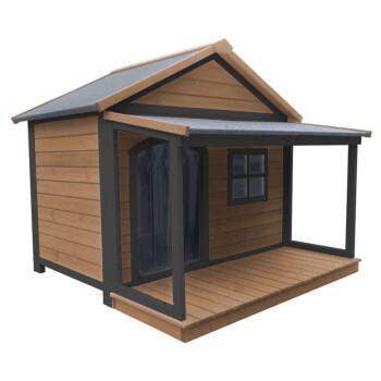 Holz-Tierhütte mit überdachter Veranda, Satteldach, kleinem Fenster und bogenförmiger Vordertür mit Klappe; braune Paneele, graue Zierleisten.